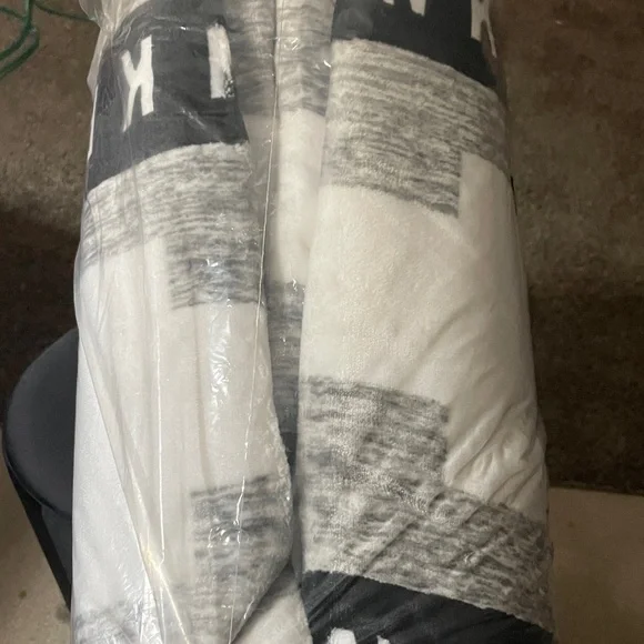 Pink Victoria’s Secret Sherpa blanket BNIB - Picture 2 of 5